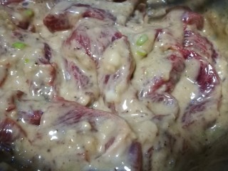 12、地方美食家里吃之河南小酥肉,打入一个鸡蛋 搅拌均匀