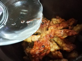 15、地方美食家里吃之河南小酥肉,添适量清水