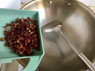 8、山药胡萝卜牛肉煲,热，小火加入花椒煸干水分，再加入食用油（煸干水分再加油以免炸锅烫伤自己）