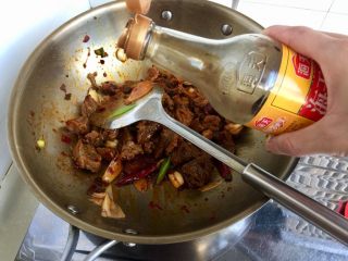 16、山药胡萝卜牛肉煲,加入一勺老抽