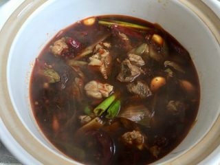 22、山药胡萝卜牛肉煲,把牛肉连汤转移入一阔口大砂煲中