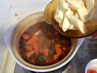 26、山药胡萝卜牛肉煲,放入铁棍山药块，再炖煮十分钟