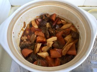 27、山药胡萝卜牛肉煲,尝下咸淡根据个人口味添加少许食盐，注意收汁后会咸味会加重别放太多盐。转大火收汁，汁水留多少可根据自己喜好，我喜欢多留下一些汤汁，泡饭吃超美味的说^o^
