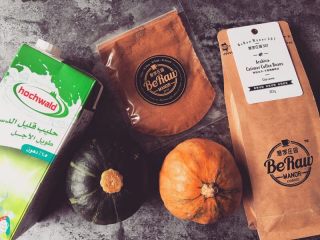 1、万圣节家庭版南瓜拿铁,将需要的材料准备好（一般金色的南瓜比较难买到，可以用常见的绿南瓜代替）；