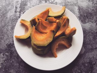 2、万圣节家庭版南瓜拿铁,南瓜洗净，去皮，切块并放入锅中蒸熟；