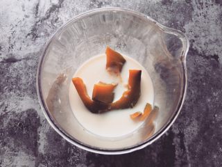 3、万圣节家庭版南瓜拿铁,南瓜、牛奶和蜂蜜放入食物料理机中搅拌；