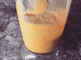 4、万圣节家庭版南瓜拿铁,搅拌至南瓜无颗粒并与牛奶完全融合即可；