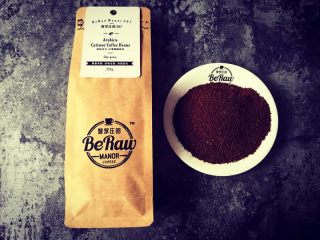 5、万圣节家庭版南瓜拿铁,将碧罗庄园307城市烘焙阿拉比卡咖啡豆研磨为手冲粗细（细砂糖状）；