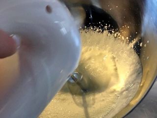 9、万圣节家庭版南瓜拿铁,将鲜奶油倒入无水无油的盆中，打发。没有电动搅拌器的小伙伴可以用手动搅拌器（手动搅拌器也没有的话可以用几根筷子，不过我也是猜想，没有实践过，有实践过的小伙伴可以来反馈是否可行。）