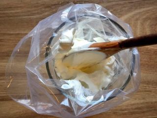 11、万圣节家庭版南瓜拿铁,家里有裱花袋和裱花嘴的小伙伴此时可以将奶油装入裱花袋中然后直接在刚才做好的咖啡上裱花，没有的小伙伴忽略本步骤直接看12；