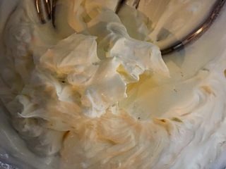 10、万圣节家庭版南瓜拿铁,奶油打发为图中的样子就可以了