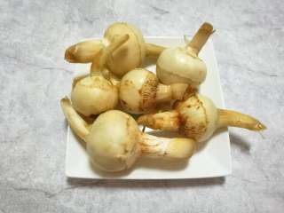 1、慈菇酿肉,慈菇洗干净。