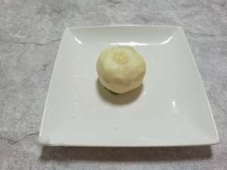 2、慈菇酿肉,去掉长长的菇芽，削掉外皮。