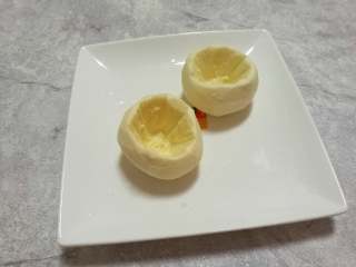 3、慈菇酿肉,用刀将慈菇挖成盅型备用。