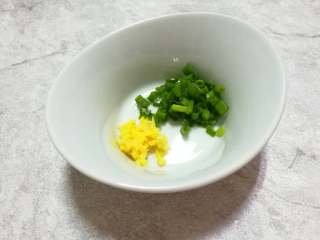 4、慈菇酿肉,香葱、姜末备好。
