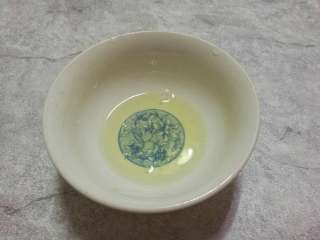 5、慈菇酿肉,鸡蛋取蛋清放入小碗。