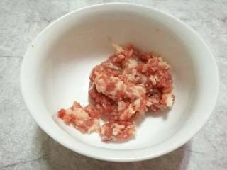 6、慈菇酿肉,猪肉剁碎，放入大碗中。