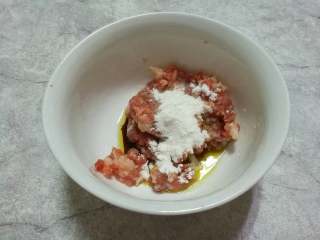 7、慈菇酿肉,加入调料盐、生抽、橄榄油、料酒、淀粉、香葱、姜	