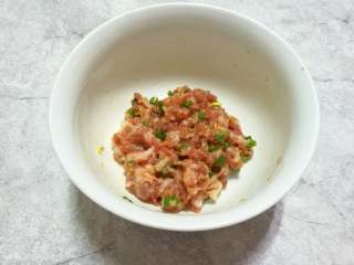 8、慈菇酿肉,搅拌均匀