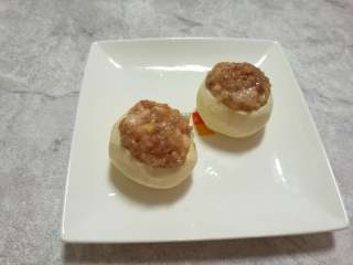 11、慈菇酿肉,将肉馅酿入慈菇内。