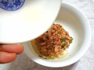 9、慈菇酿肉,然后加入蛋清