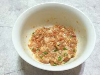 10、慈菇酿肉,顺一个方向搅拌均匀，静置10分钟。