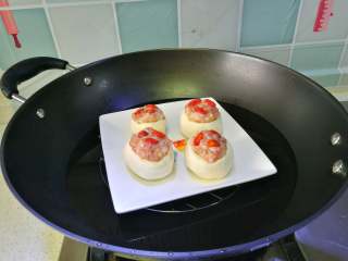 12、慈菇酿肉,锅内放足冷水，将酿好的慈菇放入，肉馅表面放几粒枸杞点缀。