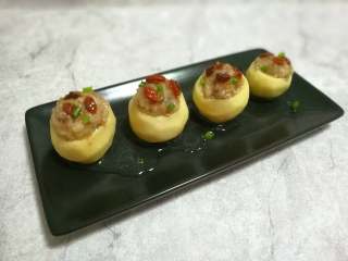 14、慈菇酿肉,出锅装盘享用。