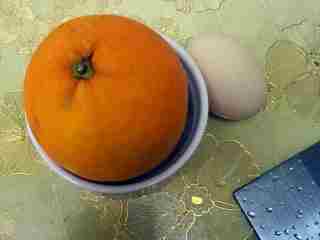 1、香橙鸡蛋羹,准备好材料