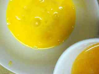 3、香橙鸡蛋羹,不要挖太干净，挖出来多余橙肉大家可以榨汁 ， 将多余橙汁倒入小碗备用， 在挑些小果肉出来， 与橙汁放在一起备用， 鸡蛋打散加入1.5-2倍的橙汁 加入后再略微打一下，即可