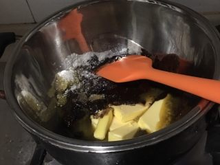 1、松软坚果布朗尼,黑巧克力、黄油、糖、盐等一起在隔水融化。