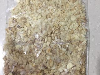 5、松软坚果布朗尼,最大限度地碎成粒。