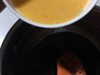 6、松软坚果布朗尼,鸡蛋液倒入巧克力酱里搅拌均匀。