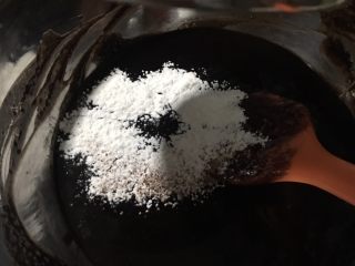 7、松软坚果布朗尼,筛入低粉、可可粉、泡打粉拌匀。