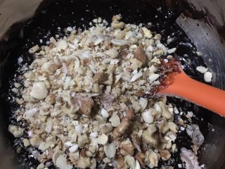 8、松软坚果布朗尼,加入杏仁、核桃碎继续搅拌。