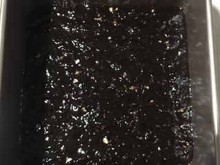 11、松软坚果布朗尼,拍打几下模具、震出蛋糕糊里的气泡。