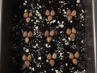 12、松软坚果布朗尼,在表面撒上杏仁碎、摆放几个杏仁做装饰。