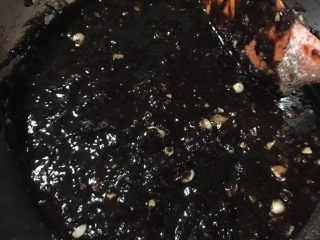 9、松软坚果布朗尼,搅拌均匀成糊状，就是布朗尼蛋糕糊。