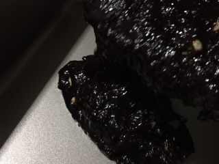 10、松软坚果布朗尼,将蛋糕糊倒入方形模具。