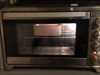 13、松软坚果布朗尼,烤箱预热后，设置180度中层烘烤30分钟至表面焦黄即可，用牙签戳蛋糕中间部位后取出，牙签干净的没有蛋糕渣，蛋糕就烤熟了。