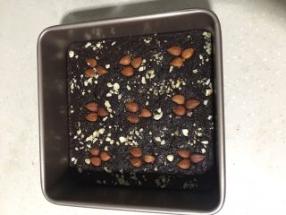 14、松软坚果布朗尼,取出的蛋糕摔打几下模具震出热气。