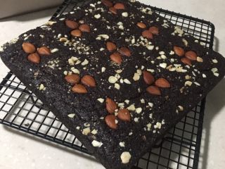 15、松软坚果布朗尼,脱模放凉。