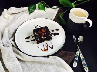 16、松软坚果布朗尼,坚果布朗尼香酥可口。