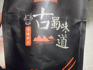 1、钵钵鸡冷串串,我在淘宝买的钵钵鸡调料，这个味道不错哦，关键现成调料方便，零失败，又好吃，哈哈