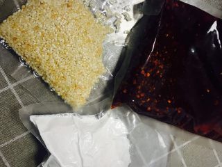 2、钵钵鸡冷串串,调料包里面分别有油料包，调味包，还有芝麻包。