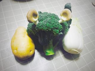 3、钵钵鸡冷串串,准备自己喜欢吃的蔬菜，这里量的多少取决于吃的人数