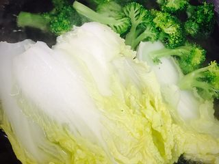 4、钵钵鸡冷串串,所有食材洗净，用开水烫熟，捞起放一边等放凉开始串签签