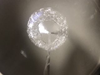 5、钵钵鸡冷串串,这时候我们先把调料弄好，准备一个放串串的钵，倒入1000ml的纯净水