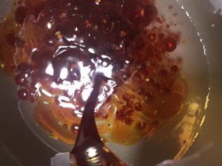 6、钵钵鸡冷串串,然后倒入油料包，拌匀