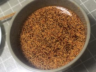 7、钵钵鸡冷串串,再倒入调味包芝麻包，搅拌均匀